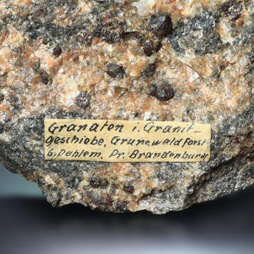 Historische granaat in graniet van een glaciaire erratische