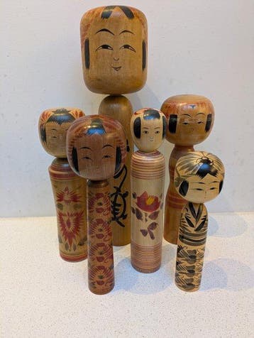 Een prachtige set van 6 vintage Kokeshi-poppen - Hout -
