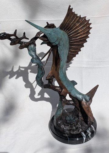 sculptuur, Marlin jumping - 47 cm - Gepatineerd brons