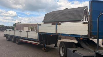 Semi dieplader met zij borden