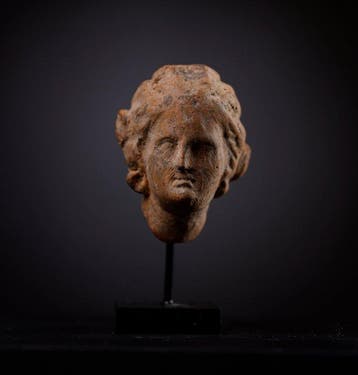 Oud-Griekenland Terracotta-hoofd van een vrouw, samen met