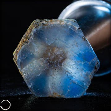 Natuurlijke ster-saffier ruwe steen – blauwgrijze