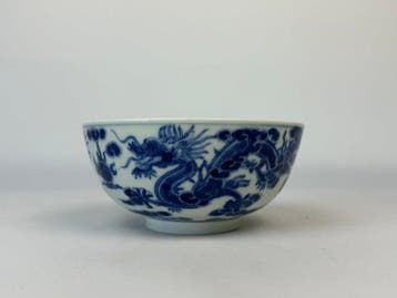 Een blauw-witte Draak kom gemarkeerd Shao Zhi Nian Zhi -