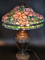 Tischlampe im Tiffany-Stil – Florales Motiv mit Bronzefuß –