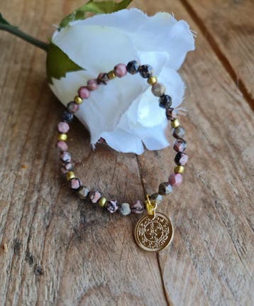 Handgemaakte edelsteen armband van Rhodoniet en gouden, Nieuw