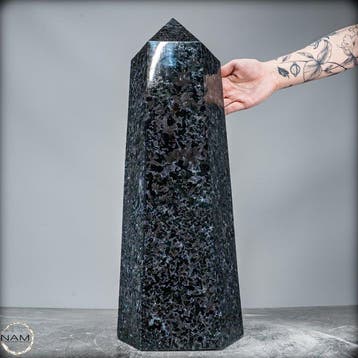 Zeldzame obelisk in indigo-gabbro , Madagaskar- 21540.11 g