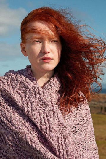 Breipatroon Omslagdoek Finola met kabels van Donegal Tweed, Ophalen of Verzenden, Nieuw
