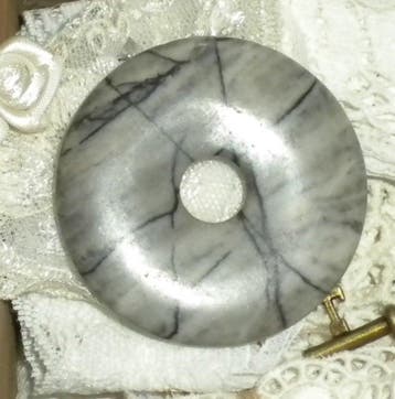 Edelsteen Donut hanger Kraal Bedel 50mm grijs met zwarte..., Ophalen of Verzenden, Nieuw, Kraal