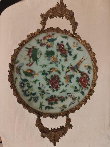 Plaat van Chinees porselein Celadon Famille Rose