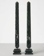Figuur - Twee obelisken van grasgroen marmer – 67 cm