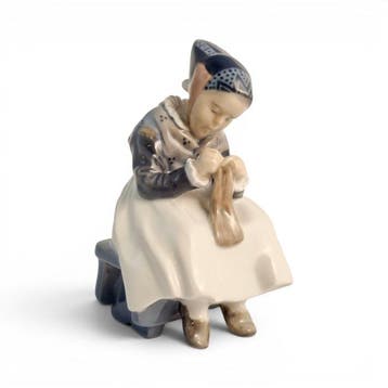 Royal Copenhagen - Beeldje - Amager girl knitting - 1314 -