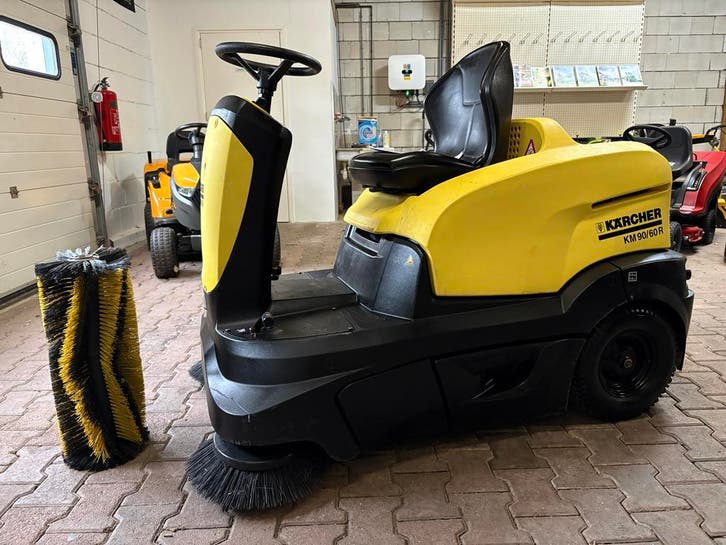 Karcher KM90/60 veeg/zuigmachine, Zakelijke goederen, Machines en Bouw | Tuin, Park en Bosbouw, Ophalen
