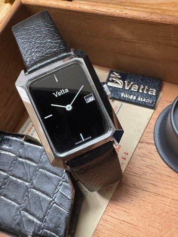 Wyler Vetta - octogonal case - black dial date. NOS extra, Nieuw
