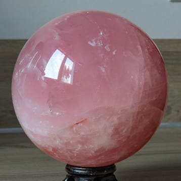Rozekwarts Fijn gepolijste grote rozenkwartsbol - Hoogte: