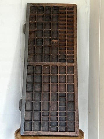 Plank - Hout - Oude houten letterbaklade met tientallen, Antiek en Kunst