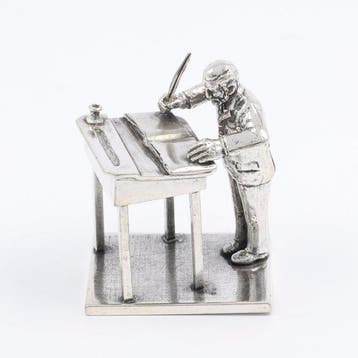 Beeldje - Boekhouder achter schrijftafel. - .835 zilver