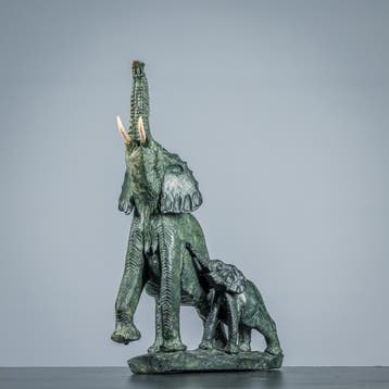 Jushua Chirume - Beeld van een olifant met kalf, Ophalen of Verzenden, Zoogdier, 20 - 50 cm, Steen of Keramiek