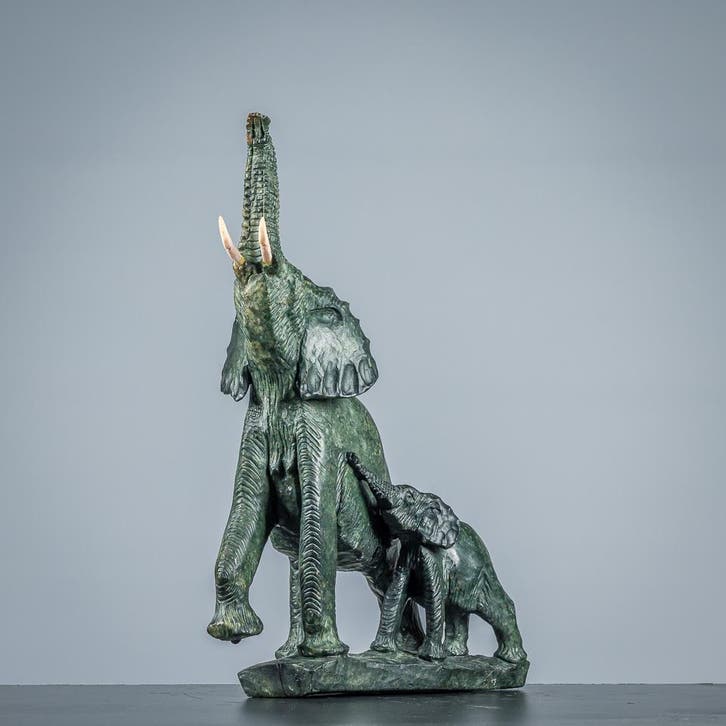 Jushua Chirume - Beeld van een olifant met kalf, Antiek en Kunst, Kunst | Beelden en Houtsnijwerken, Modern, Gemerkt, Handgemaakt