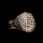 Middeleeuwen, kruisvaardersperiode Monogramring met V