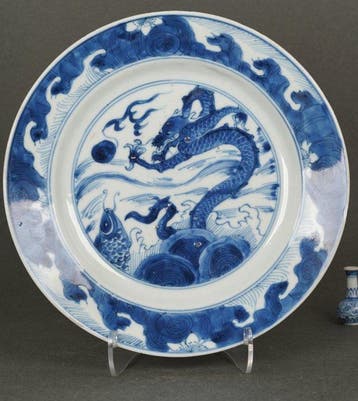 Large Dragon and Carp Plate - Kangxi (1662-1722) - Bord -, Antiek en Kunst