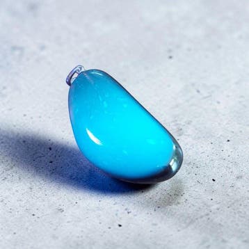 Hanger van Sumatraanse amber. Uitzonderlijk tweekleurig, Verzamelen
