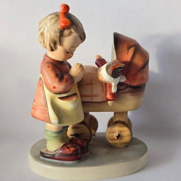Goebel - Beeldje - Hummel #67 - Doll Mother - TMK3 -