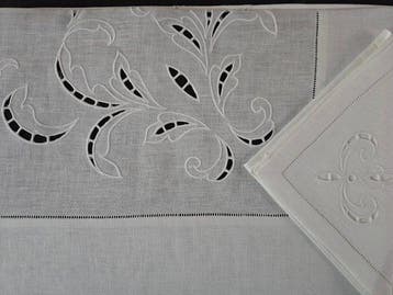 Tovaglia in puro lino con ricamo intaglio a macchina e