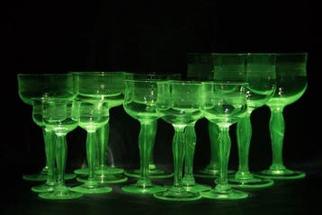 Drinkservies (14) - Uraniumglas - Guilloche Kettingetsing, Antiek en Kunst, Antiek | Glas en Kristal