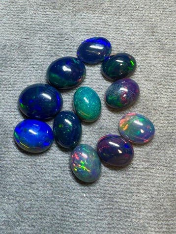 Set van 11 cabochon-zwarte opalen uit Ethiopië - 9,95 ct