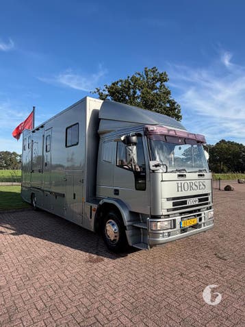 Prachtige Iveco 5-paards paardenvrachtwagen! Living), Ophalen, Zo goed als nieuw, Polyester, 2-paards trailer