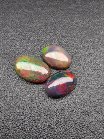 6.5cts Zwarte Opaal Cabochon- 1.3 g - (3)