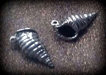 2 x  Antiek zilveren metalen hanger hoornschelp 24 mm, Ophalen of Verzenden, Nieuw, Kraal