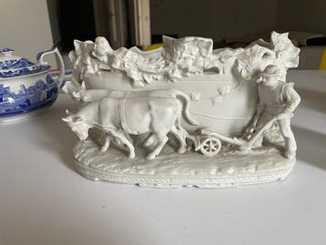 sculptuur, white bisque porcelain figurine of a farmer with