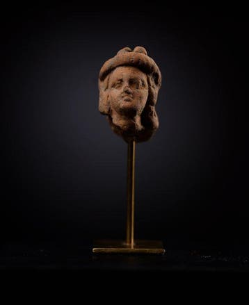 Oud-Griekenland een vrouwelijk hoofd van terracotta - 3.5 cm