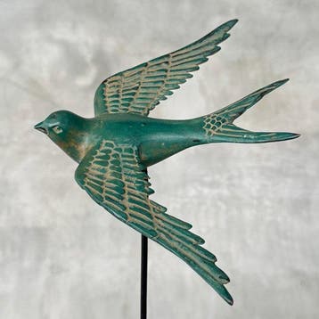 sculptuur, NO RESERVE PRICE - Swallow Fly Away on Stand - 18