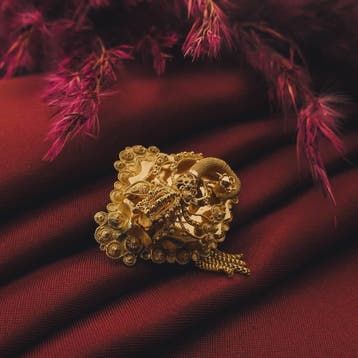 Gouden broche van een mutsenbel | Filigrain techniek, Ophalen of Verzenden, Gebruikt, Goud, Goud