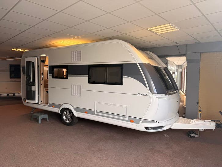 Hobby De Luxe 495 UL 2026 Nieuw, Caravans en Kamperen, Caravans, 1000 - 1250 kg, Gascomfoor, Hordeur, Kachel, Koelkast, Lichtmetalen velgen