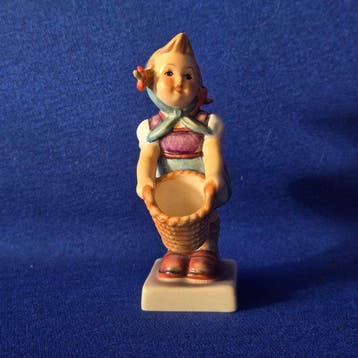 Goebel - Beeldje - Hummel 73 - Little Helper - TMK3 -