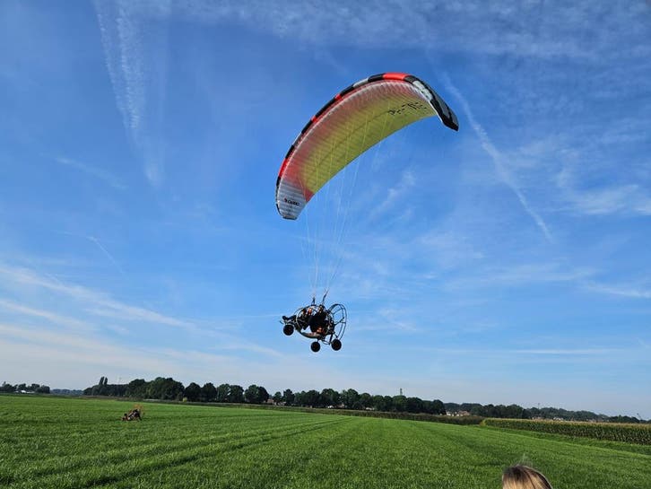 Introductie vlucht paramotor vliegen. Orgineel cadeau, Sport en Fitness, Zweefvliegen en Paragliding, Overige typen, Nieuw, Gemotoriseerd