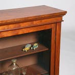 Kleine strakke notenhouten 1-deurs boekenkast of vitrine ca, Antiek en Kunst, Antiek | Meubels | Kasten, Ophalen of Verzenden