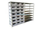 Magazijnbakken en stellingen. Nette opslag en overzichtelijk