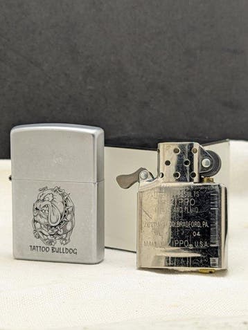 Zippo - Tattoo Bulldog - 2004 Street Chrome - Collectible, Verzamelen, Nieuw