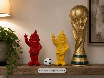 Beeld, 2 naugthy gnomes world Champion 2026 - 16 cm -