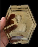 Decoratieve amberkleurige asbak HYGIE van geperst glas,