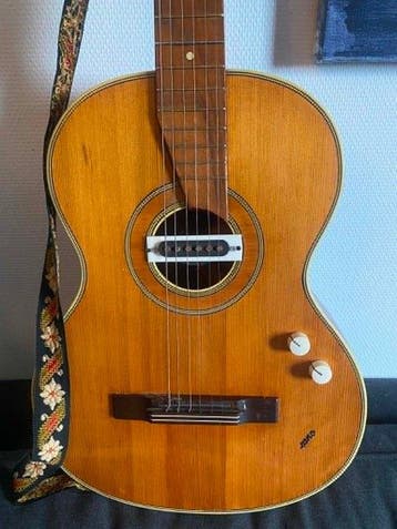 SERANO (Markneukirchen) - Folk Electrique with Single Coil -, Nieuw