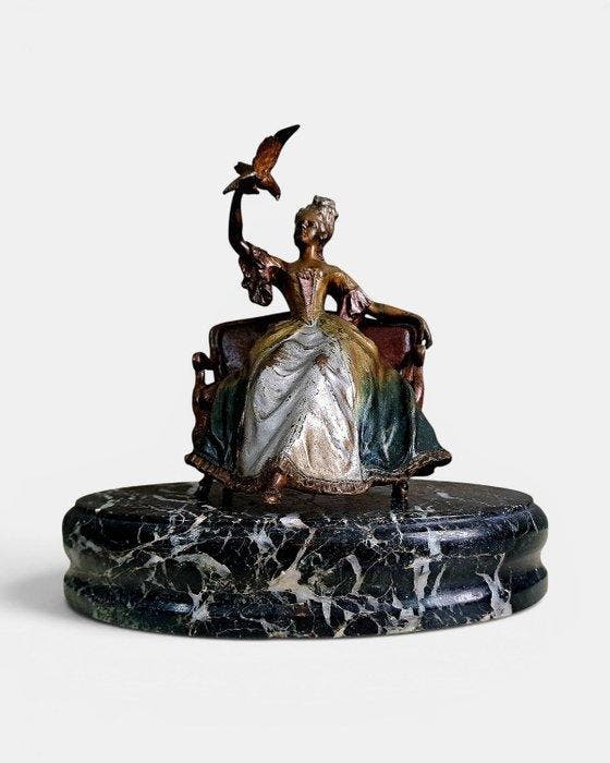 Beeld, Scultura in bronzo colorato a freddo, Dama con, Antiek en Kunst, Antiek | Keramiek en Aardewerk