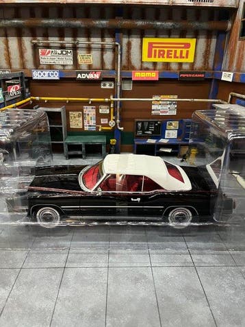MCG 1:18 - Modelauto - Cadillac Eldorado Convertible 1976, Nieuw