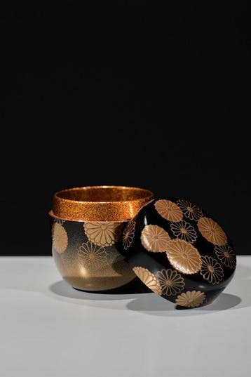 Natsume - Een verbluffend maki-e-lakwerk met chrysanten op, Antiek en Kunst