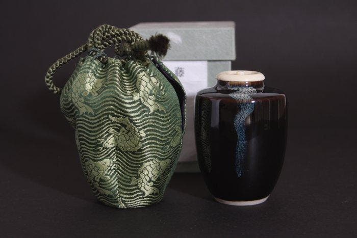 Chaire — Mei Fujitane — Met Shifuku & Shiori - Steengoed -, Antiek en Kunst, Antiek | Overige Antiek