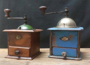 Koffiemolen (2) - Staal, Hout - Oude koffiemolens